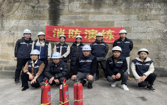 　　為進一步提高公司員工消防安全意識及火災應急處置能力，加強和規范本公司消防管理，預防和減少火災危害。3月18日，公司組織開展消防安全知識培訓演練?！　⊥ㄟ^采取消防安全知識講解、火災視頻播放、最新火災案例講解分析、消防器材操作培訓、現場提問等多種方式傳授消防知識，讓所有參會員工學到了更多有關火災的預防知識以及火情發生后的自救、逃生知識。本次學習使大家對消防安全管理工作責任的重要性和消防培訓工作的重